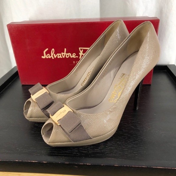 Salvador Ferragamo peep toe bow nude pumps size 7 - Picture 2 of 9